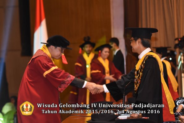 Wisuda Unpad Gel IV TA 2015_2016 Fakultas Hukum  Oleh Rektor-129