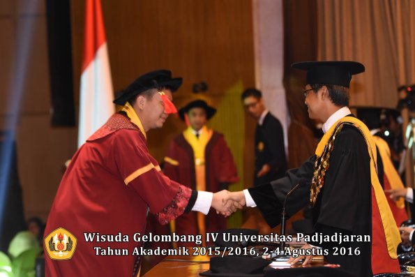 Wisuda Unpad Gel IV TA 2015_2016 Fakultas Hukum  Oleh Rektor-149