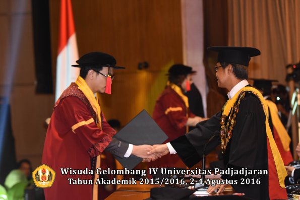 Wisuda Unpad Gel IV TA 2015_2016 Fakultas Hukum  Oleh Rektor-152