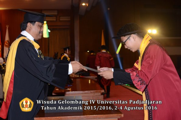 Wisuda Unpad Gel IV TA 2015_2016 Fakultas I K O M  Oleh  Dekan-077