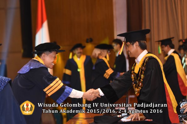 Wisuda Unpad Gel IV TA 2015_2016 Fakultas I K O M  Oleh  Rektor -003