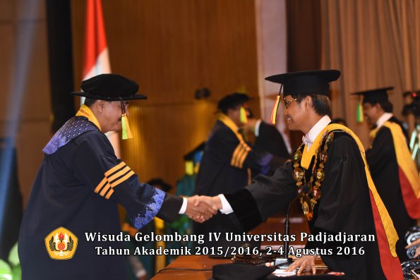 Wisuda Unpad Gel IV TA 2015_2016 Fakultas I K O M  Oleh  Rektor -005