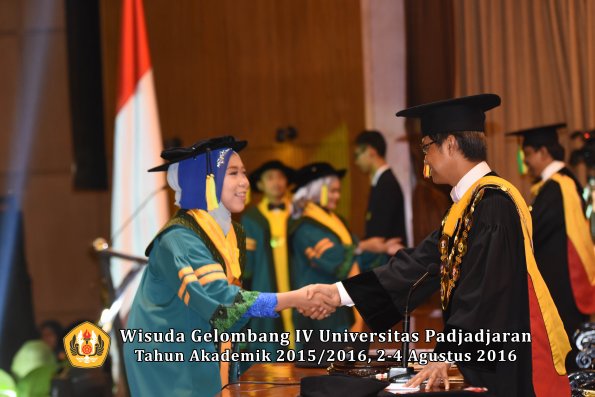 Wisuda Unpad Gel IV TA 2015_2016 Fakultas I K O M  Oleh  Rektor -010