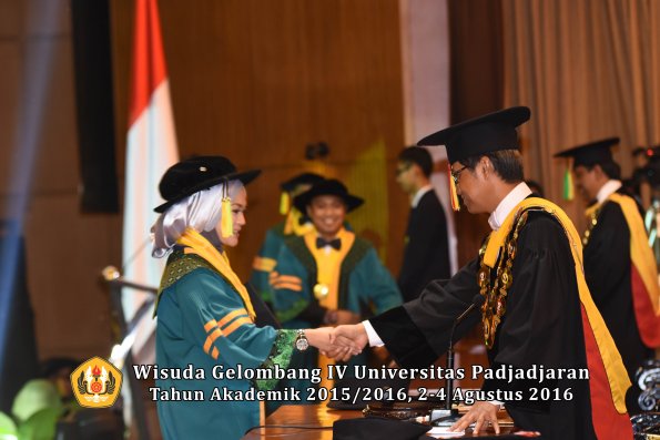 Wisuda Unpad Gel IV TA 2015_2016 Fakultas I K O M  Oleh  Rektor -011