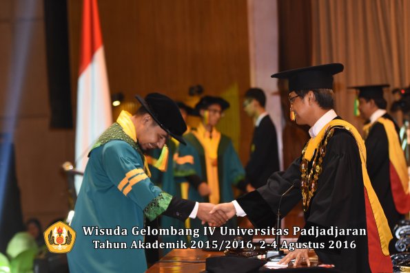 Wisuda Unpad Gel IV TA 2015_2016 Fakultas I K O M  Oleh  Rektor -013