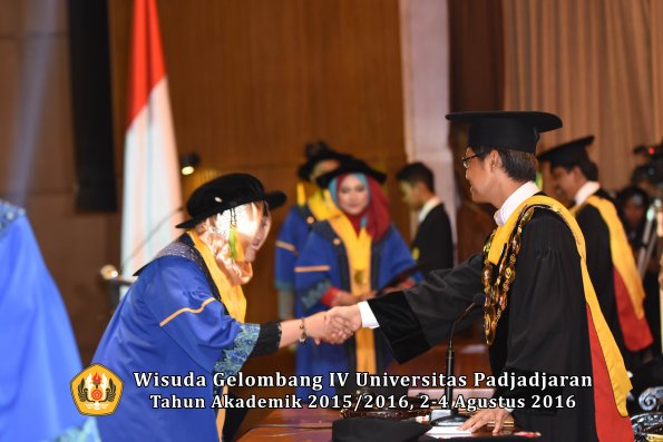 Wisuda Unpad Gel IV TA 2015_2016 Fakultas I K O M  Oleh  Rektor -213