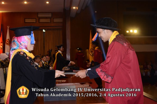Wisuda Unpad Gel IV TA 2015_2016 Fakultas Teknik Geologi  Oleh  Dekan -008