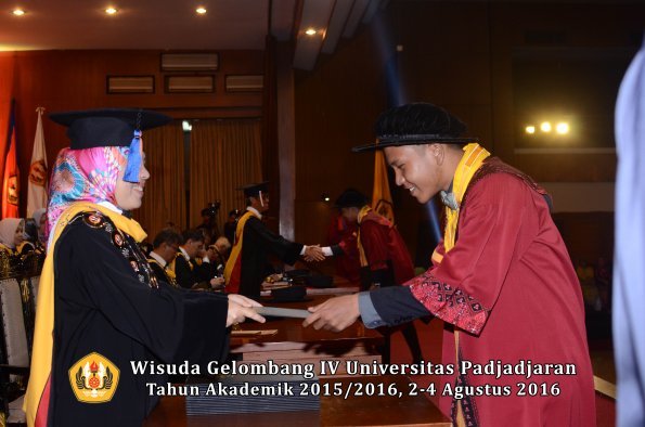 Wisuda Unpad Gel IV TA 2015_2016 Fakultas Teknik Geologi  Oleh  Dekan -017