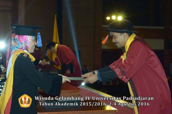 Wisuda Unpad Gel IV TA 2015_2016 Fakultas Teknik Geologi  Oleh  Dekan -020
