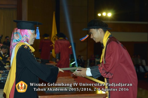Wisuda Unpad Gel IV TA 2015_2016 Fakultas Teknik Geologi  Oleh  Dekan -030