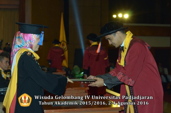 Wisuda Unpad Gel IV TA 2015_2016 Fakultas Teknik Geologi  Oleh  Dekan -032