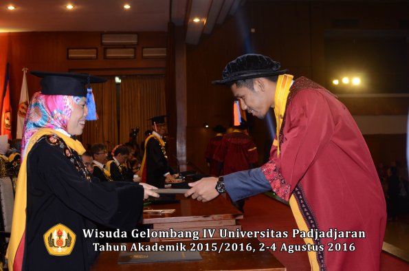 Wisuda Unpad Gel IV TA 2015_2016 Fakultas Teknik Geologi  Oleh  Dekan -033