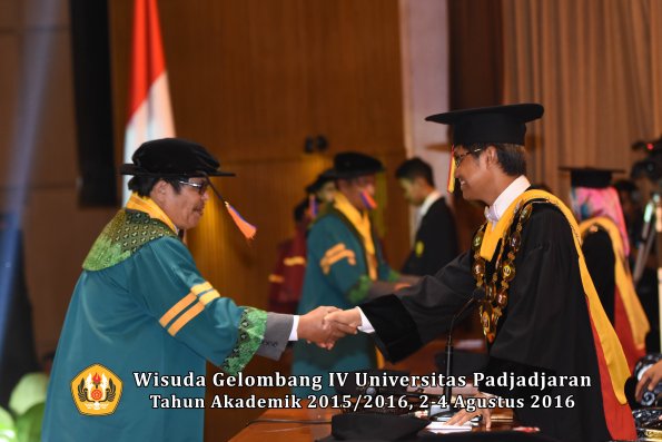 Wisuda Unpad Gel IV TA 2015_2016 Fakultas Teknik Geologi  Oleh  Rektor -002