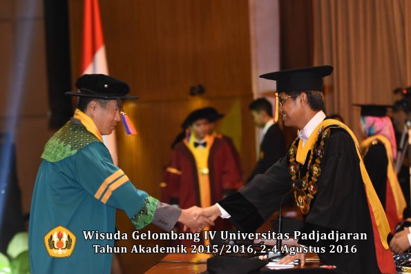 Wisuda Unpad Gel IV TA 2015_2016 Fakultas Teknik Geologi  Oleh  Rektor -003