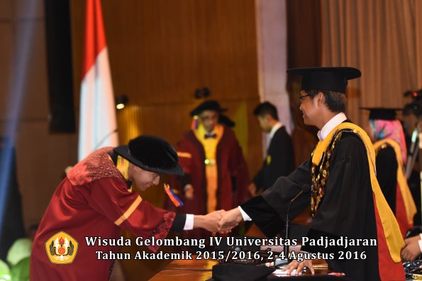 Wisuda Unpad Gel IV TA 2015_2016 Fakultas Teknik Geologi  Oleh  Rektor -004