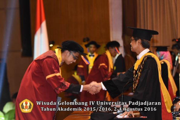 Wisuda Unpad Gel IV TA 2015_2016 Fakultas Teknik Geologi  Oleh  Rektor -005