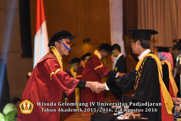 Wisuda Unpad Gel IV TA 2015_2016 Fakultas Teknik Geologi  Oleh  Rektor -006