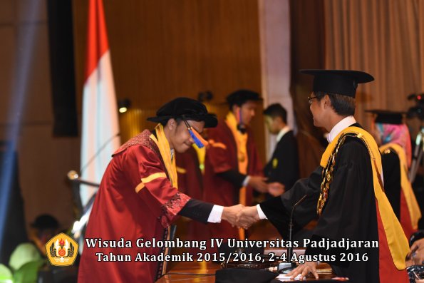Wisuda Unpad Gel IV TA 2015_2016 Fakultas Teknik Geologi  Oleh  Rektor -008