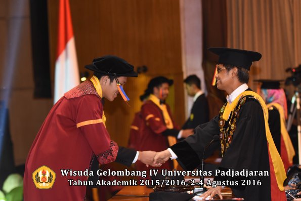 Wisuda Unpad Gel IV TA 2015_2016 Fakultas Teknik Geologi  Oleh  Rektor -009