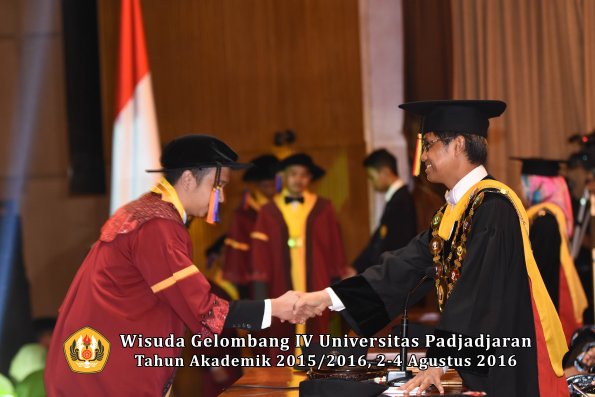 Wisuda Unpad Gel IV TA 2015_2016 Fakultas Teknik Geologi  Oleh  Rektor -010