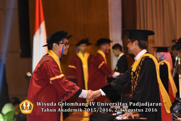 Wisuda Unpad Gel IV TA 2015_2016 Fakultas Teknik Geologi  Oleh  Rektor -013