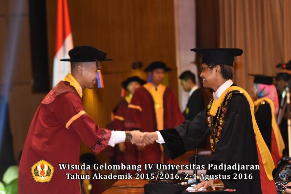 Wisuda Unpad Gel IV TA 2015_2016 Fakultas Teknik Geologi  Oleh  Rektor -014