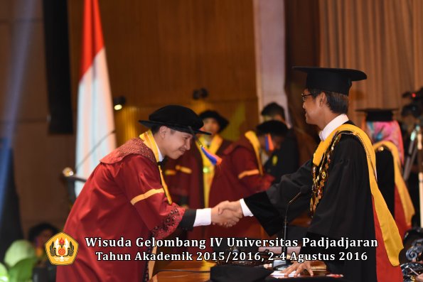 Wisuda Unpad Gel IV TA 2015_2016 Fakultas Teknik Geologi  Oleh  Rektor -016