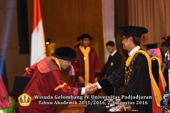 Wisuda Unpad Gel IV TA 2015_2016 Fakultas Teknik Geologi  Oleh  Rektor -018