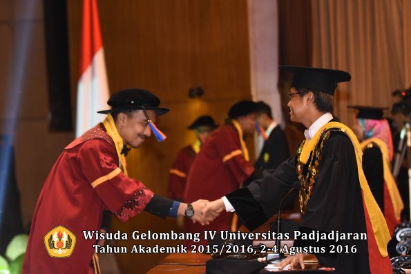 Wisuda Unpad Gel IV TA 2015_2016 Fakultas Teknik Geologi  Oleh  Rektor -020