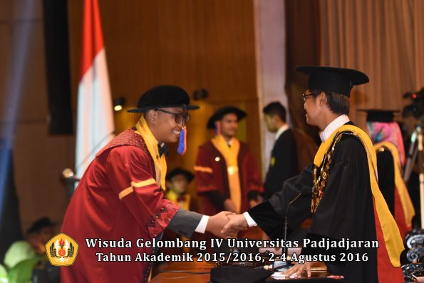 Wisuda Unpad Gel IV TA 2015_2016 Fakultas Teknik Geologi  Oleh  Rektor -022