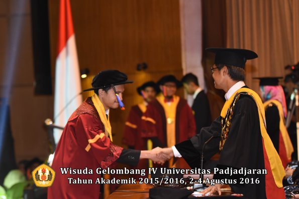 Wisuda Unpad Gel IV TA 2015_2016 Fakultas Teknik Geologi  Oleh  Rektor -023