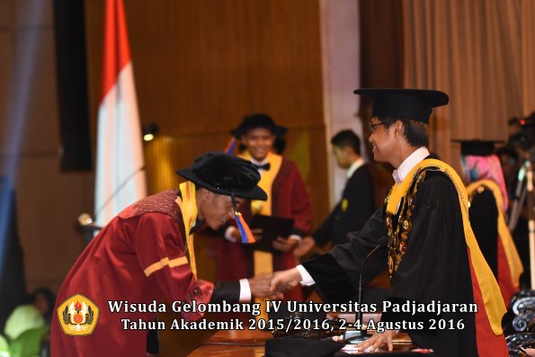 Wisuda Unpad Gel IV TA 2015_2016 Fakultas Teknik Geologi  Oleh  Rektor -027