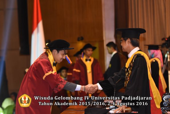 Wisuda Unpad Gel IV TA 2015_2016 Fakultas Teknik Geologi  Oleh  Rektor -029
