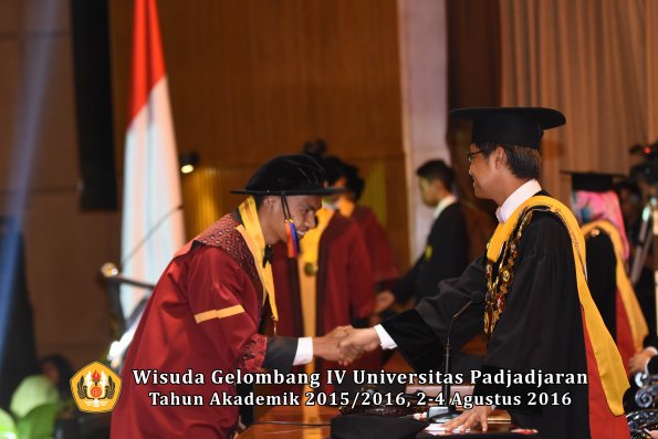 Wisuda Unpad Gel IV TA 2015_2016 Fakultas Teknik Geologi  Oleh  Rektor -030