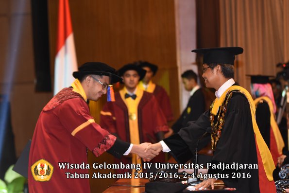 Wisuda Unpad Gel IV TA 2015_2016 Fakultas Teknik Geologi  Oleh  Rektor -031