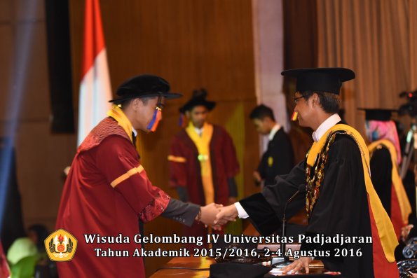 Wisuda Unpad Gel IV TA 2015_2016 Fakultas Teknik Geologi  Oleh  Rektor -032