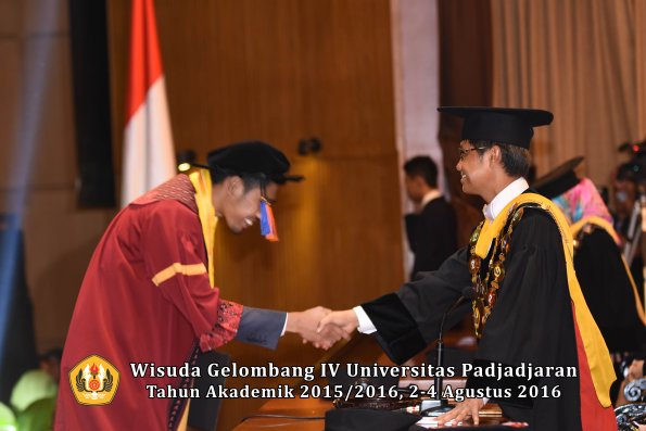 Wisuda Unpad Gel IV TA 2015_2016 Fakultas Teknik Geologi  Oleh  Rektor -033