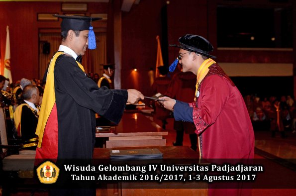 Wisuda Unpad Gel IV TA 2016_2017 Fakultas ISIP oleh Dekan 142