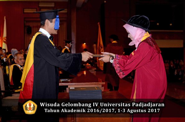 Wisuda Unpad Gel IV TA 2016_2017 Fakultas ISIP oleh Dekan 152