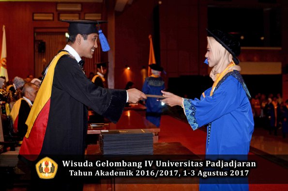 Wisuda Unpad Gel IV TA 2016_2017 Fakultas ISIP oleh Dekan 184