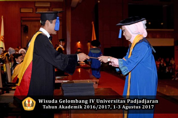 Wisuda Unpad Gel IV TA 2016_2017 Fakultas ISIP oleh Dekan 185