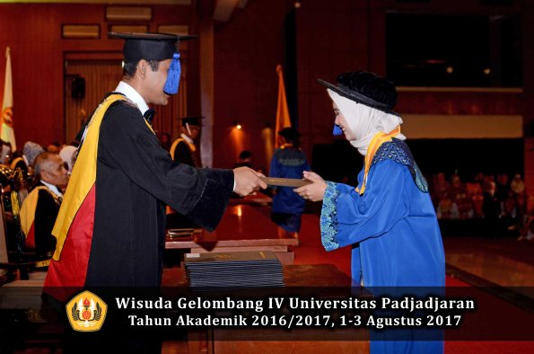 Wisuda Unpad Gel IV TA 2016_2017 Fakultas ISIP oleh Dekan 191