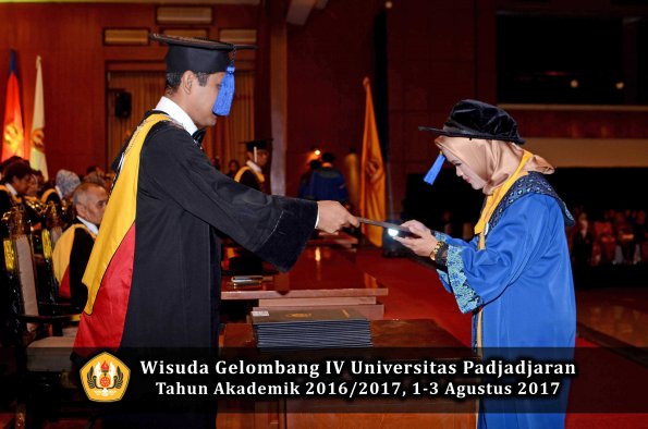 Wisuda Unpad Gel IV TA 2016_2017 Fakultas ISIP oleh Dekan 194