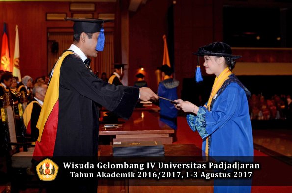 Wisuda Unpad Gel IV TA 2016_2017 Fakultas ISIP oleh Dekan 196