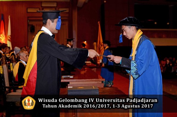 Wisuda Unpad Gel IV TA 2016_2017 Fakultas ISIP oleh Dekan 197