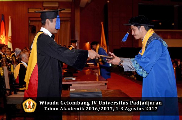 Wisuda Unpad Gel IV TA 2016_2017 Fakultas ISIP oleh Dekan 198