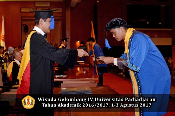 Wisuda Unpad Gel IV TA 2016_2017 Fakultas ISIP oleh Dekan 200