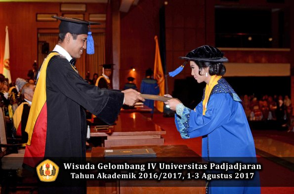 Wisuda Unpad Gel IV TA 2016_2017 Fakultas ISIP oleh Dekan 203