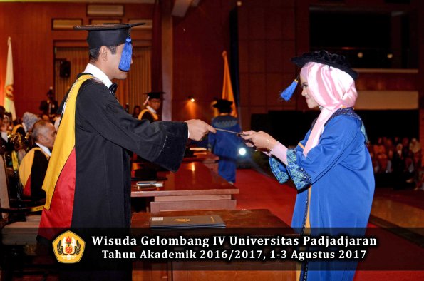 Wisuda Unpad Gel IV TA 2016_2017 Fakultas ISIP oleh Dekan 204
