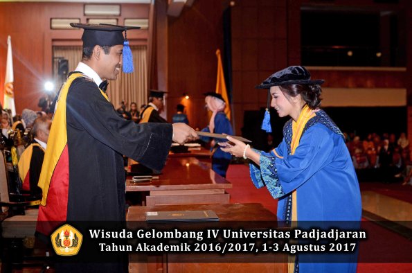 Wisuda Unpad Gel IV TA 2016_2017 Fakultas ISIP oleh Dekan 205